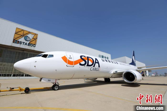 8月31日，山东航空集团有限公司首架B737-800货机在济南交付。　马轶群 摄