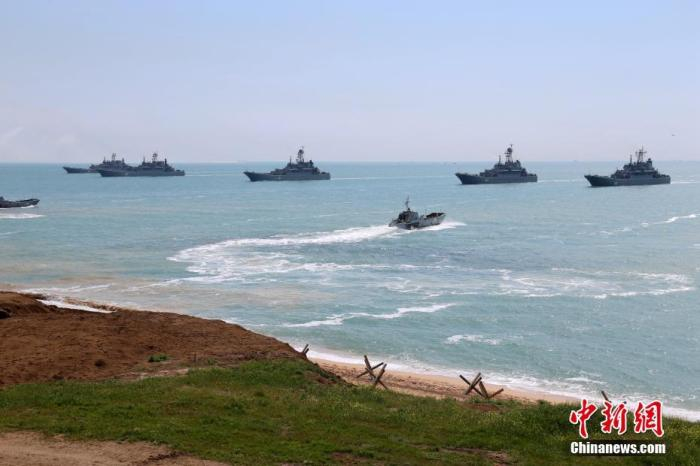 资料图：俄军在克里米亚地区举行大型跨军种演习。中新社发 俄罗斯国防部供图