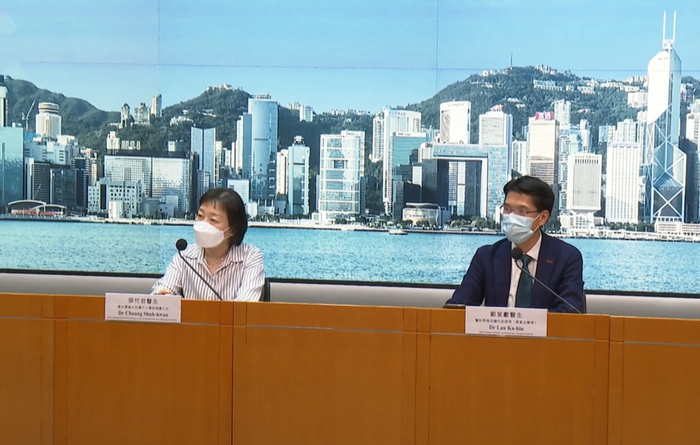 张竹君（左）、刘家献通报最新疫情