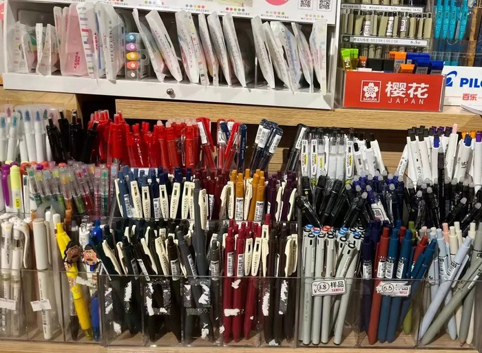 本事文具店内，部分中性笔价格被撕掉，没张贴新的。