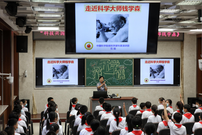 石磊在现场和学生们互动。 新京报记者 王嘉宁 摄