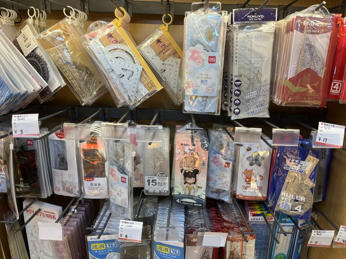 很多文具的价签被抽掉。