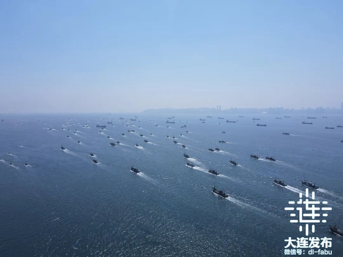 ▲9月1日12时，在大连湾辽渔码头，400多艘船同时启航出港捕鱼作业。