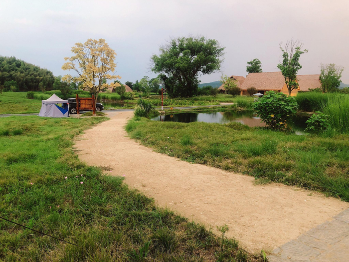 杭州良渚古城遗址公园的超疏水土生态步道。