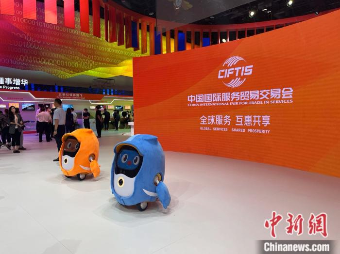 服贸会吉祥物“福燕”造型的机器人。 中新网记者 左宇坤 摄