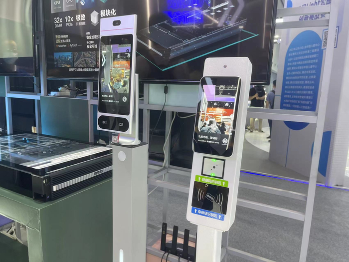 图为商汤智能开发的“数字哨兵”便捷通行系统 邹臻杰/摄