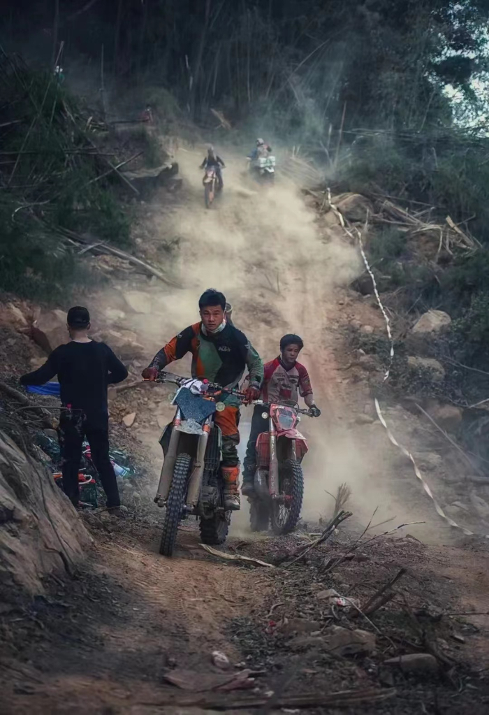 ↑魏松涛（前）在运送物资。图：重庆日报