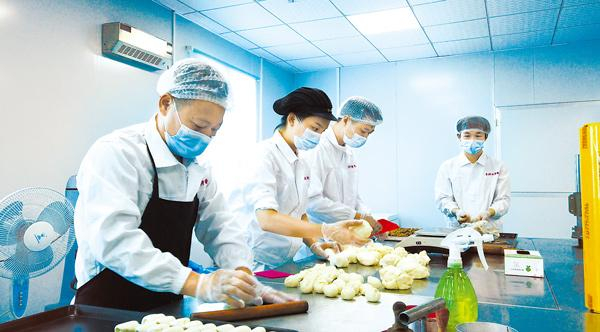 8月下旬，福建晋江一家食品企业在制作平价月饼。中央纪委国家监委网站 瞿芃 摄