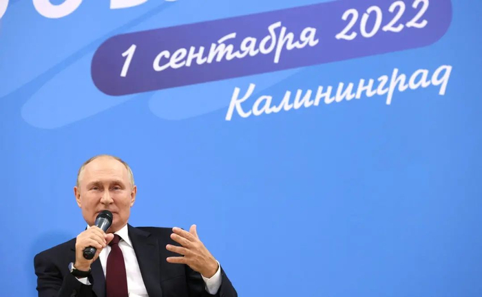 普京9月1日在加里宁格勒主持公开课活动 图自克宫官网