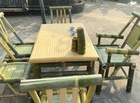 用竹子制成的桌椅。