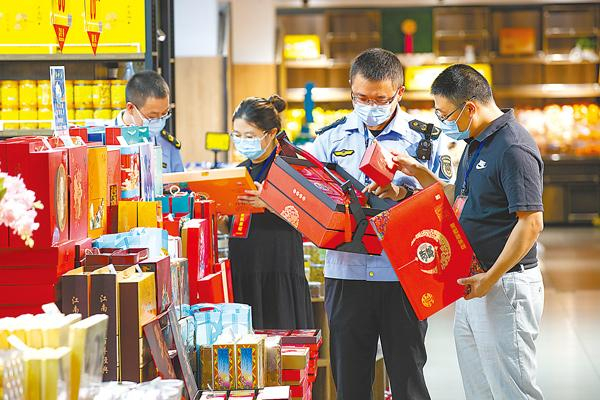 中秋节将至，浙江省淳安县纪委监委联合市场监管部门深入辖区超市，摸排是否存在公款违规购买月饼等情况。 谢航凯 摄
