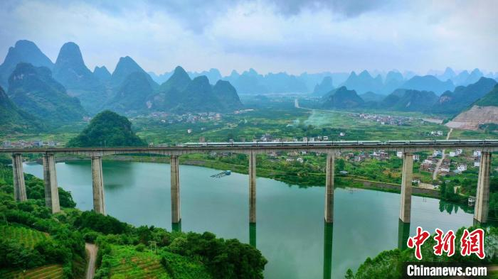 动车组列车高速通过贵广铁路幸福源大桥。　中国铁路南宁集团有限公司供图