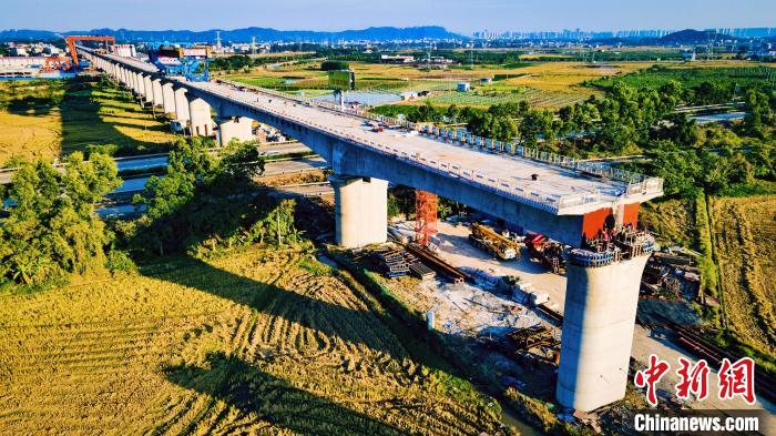 建设中的南玉高铁。　何峰 摄