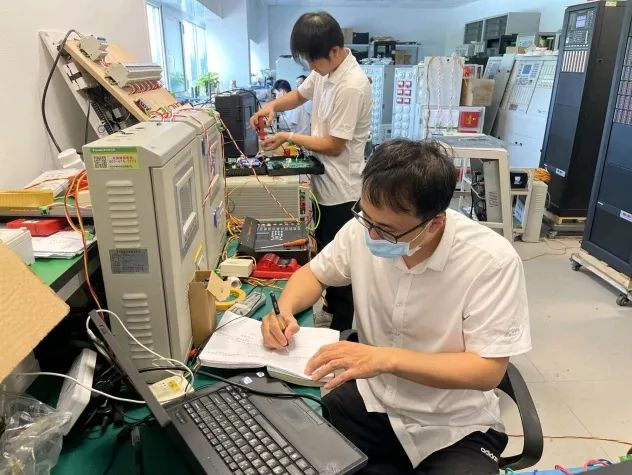 技术团队成员正在进行数据测算。