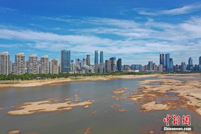 图为赣江南昌段水域，大片河床显露。　刘占昆 摄