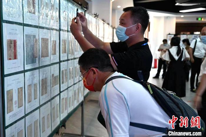 开展当天，吸引不少集邮爱好者前来参观。　漳州市侨联供图