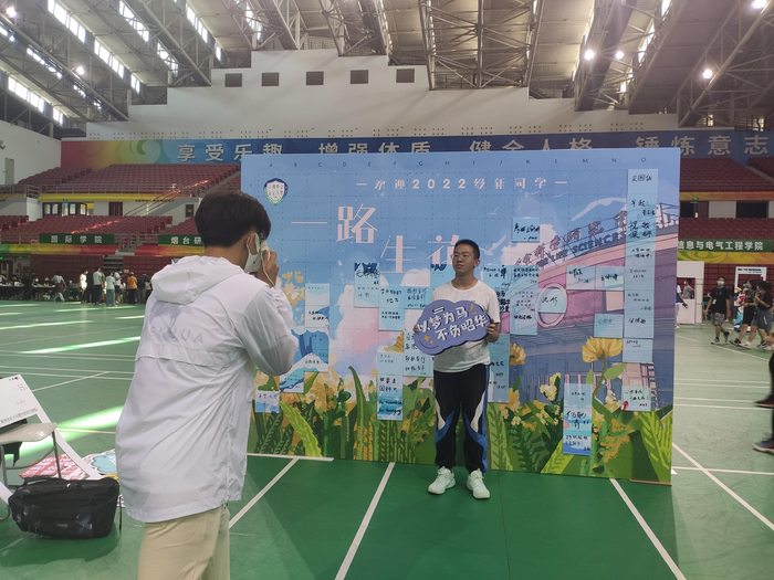 新生在合影板处拍照留念。  新京报记者 吴苹苹 摄