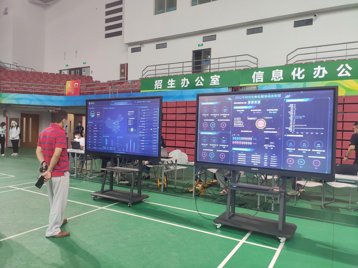 显示屏中实时更新当前报到人数等数据。  新京报记者 吴苹苹 摄