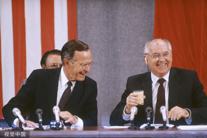 1991年7月，美国总统布什与苏联总统戈尔巴乔夫在峰会上开怀大笑。视觉中国 资料图