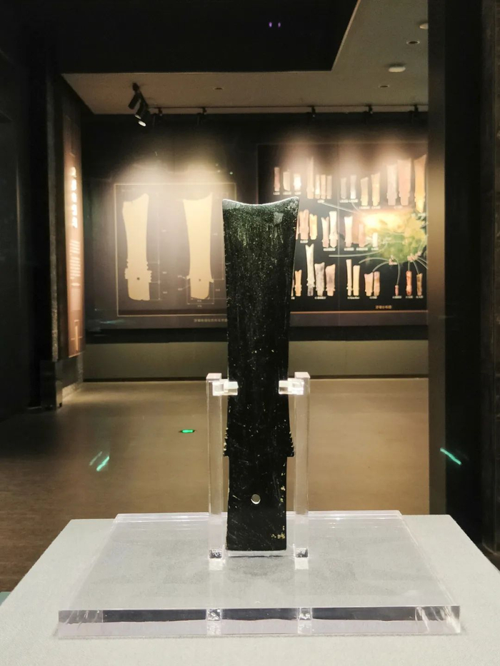 这是河南巩义花地嘴遗址出土的墨玉牙璋，现于郑州市文物考古研究院考古博物馆展出。新华社记者袁月明摄