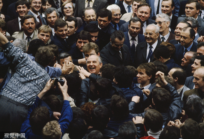 当地时间1987年4月9日，捷克斯洛伐克布拉格，苏联领导人米哈伊尔·戈尔巴乔夫（中）在访问时向支持者打招呼。视觉中国 资料图