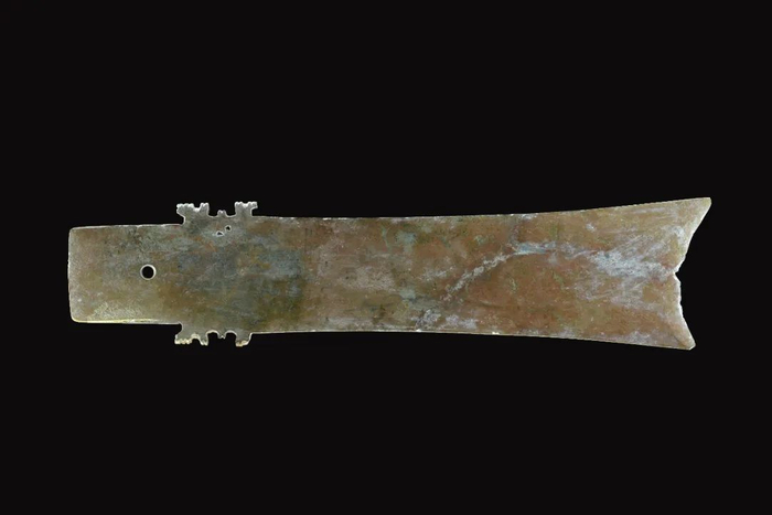 这是河南偃师二里头遗址出土的牙璋（资料照片）。（中国社会科学院考古研究所二里头工作队供图）