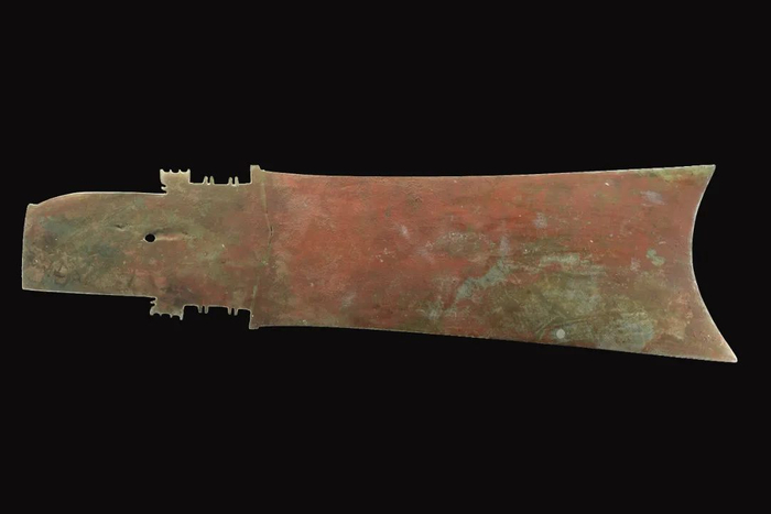 这是河南偃师二里头遗址出土的牙璋（资料照片）。（中国社会科学院考古研究所二里头工作队供图）