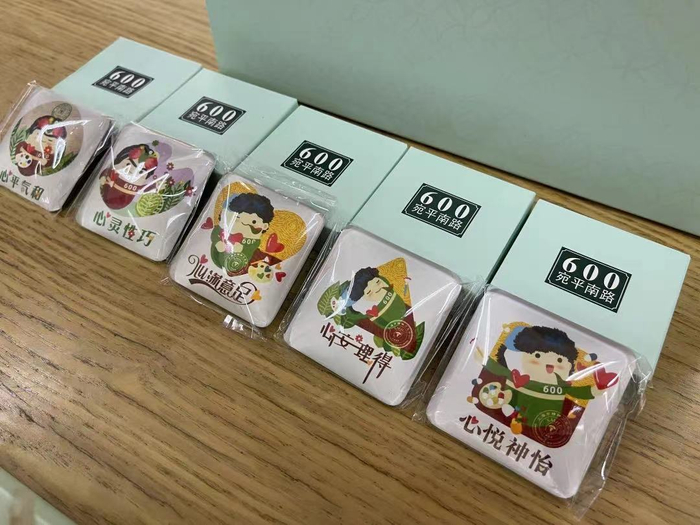  随月饼盒赠送一枚上海市精神卫生中心出品的“600号冰箱贴”。图来自 上海徐汇 微信公众号