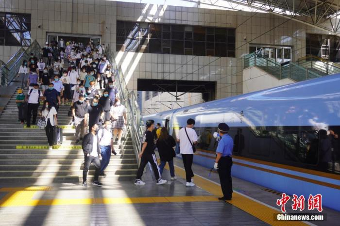 资料图：2021年9月9日，旅客进入郑州火车站月台。中新社记者刘鹏 摄