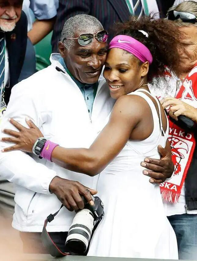 小威拥抱父亲。