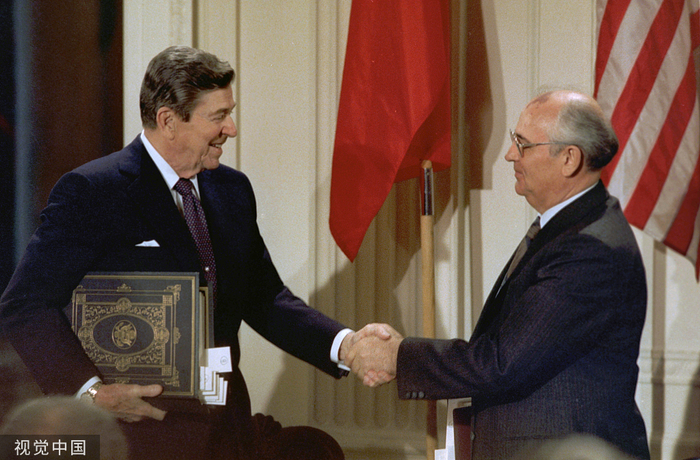 1987年12月8日，华盛顿，苏共中央总书记米哈伊尔·戈尔巴乔夫和美国总统罗纳德·里根签订《中导条约》。视觉中国 资料图