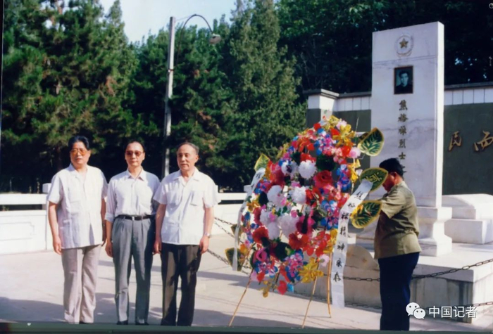 1990年5月穆青、冯健（左二）、周原在兰考县焦裕禄墓前献花圈。