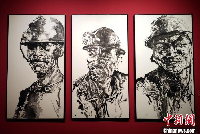 纸本水墨《黑土地黑汉子》。　邓霞 摄