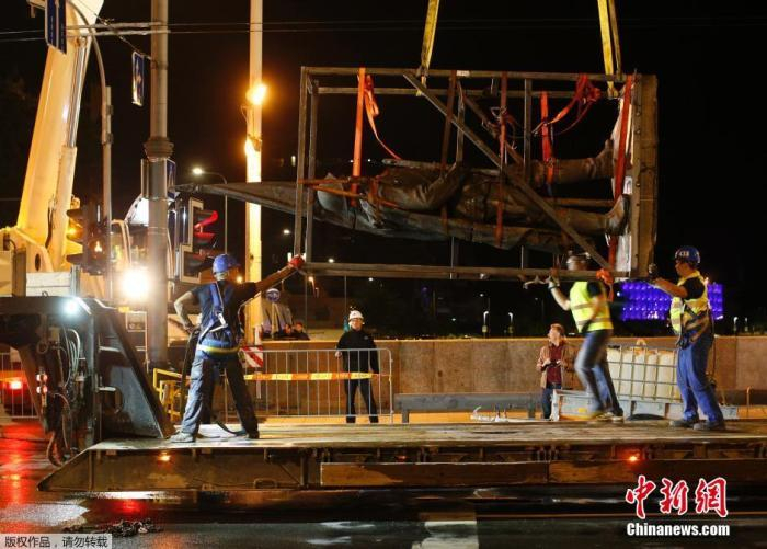 　资料图：立陶宛维尔纽斯，工人移走苏联时期士兵雕像。