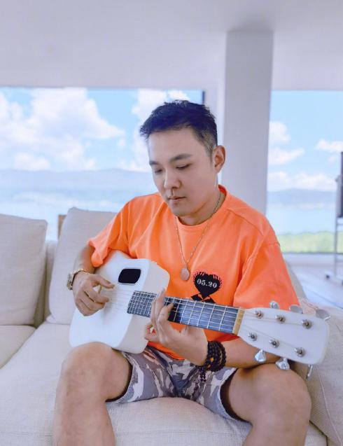 覆流年女主角父亲是还珠格格萧剑?年年给香妃扫墓,被指撞脸姚政