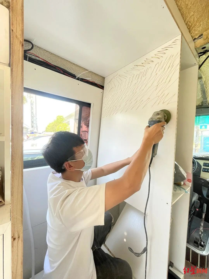 张希着手改装房车。受访者供图