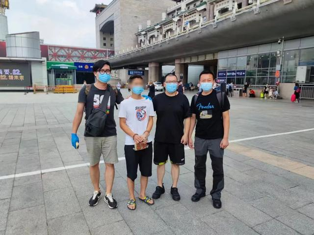 △犯罪嫌疑人王某某（左二）被警方抓获 