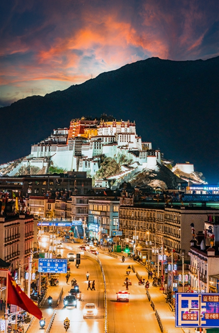     4月20日，拉萨，夕阳笼罩下的布达拉宫（资料图）。视觉中国供图