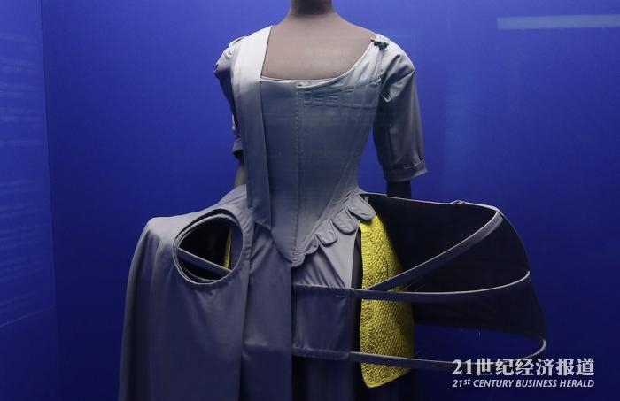 （18世纪女士裙子里的系挂口袋，被认为是手袋的原型之一。梁信/摄）
