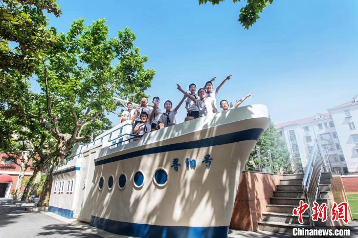 普陀区洵阳路小学学生在“寻阳号梦工厂”船上 受访人供图