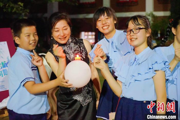 普陀区洵阳路小学校长朱乃楣和她的学生们 受访人供图