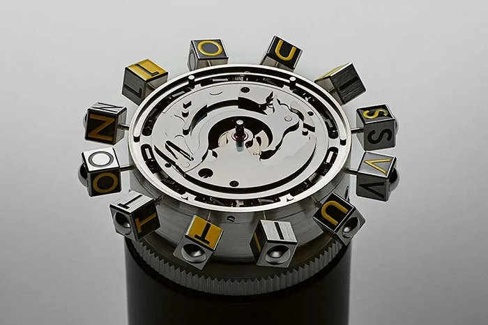 上图：路易威登 Tambour Spin Time 系列腕表