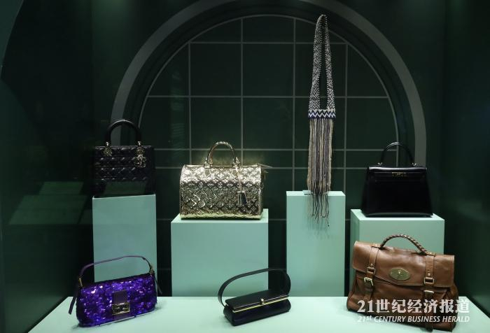 （各大奢侈品牌的经典款式包包。梁信/摄）