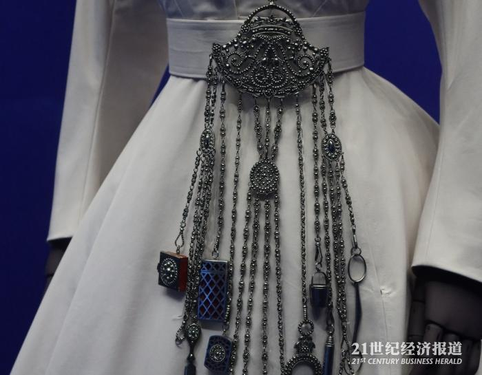 （兼具装饰性和实用性的腰链设计。梁信/摄）