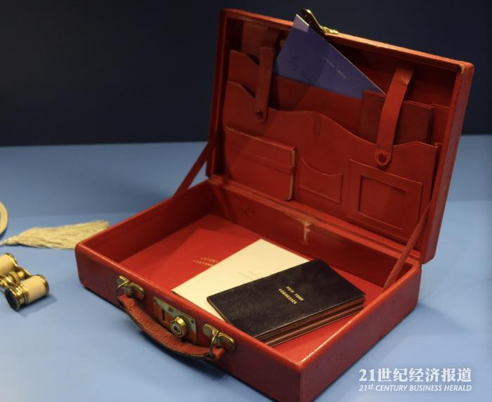 （英国演员费雯·丽的公文包展品。梁信/摄）