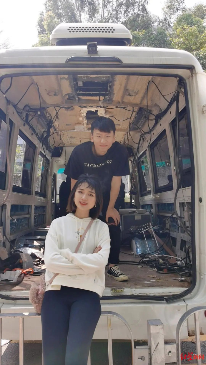 张希和胡安媛在房车改造前。受访者供图