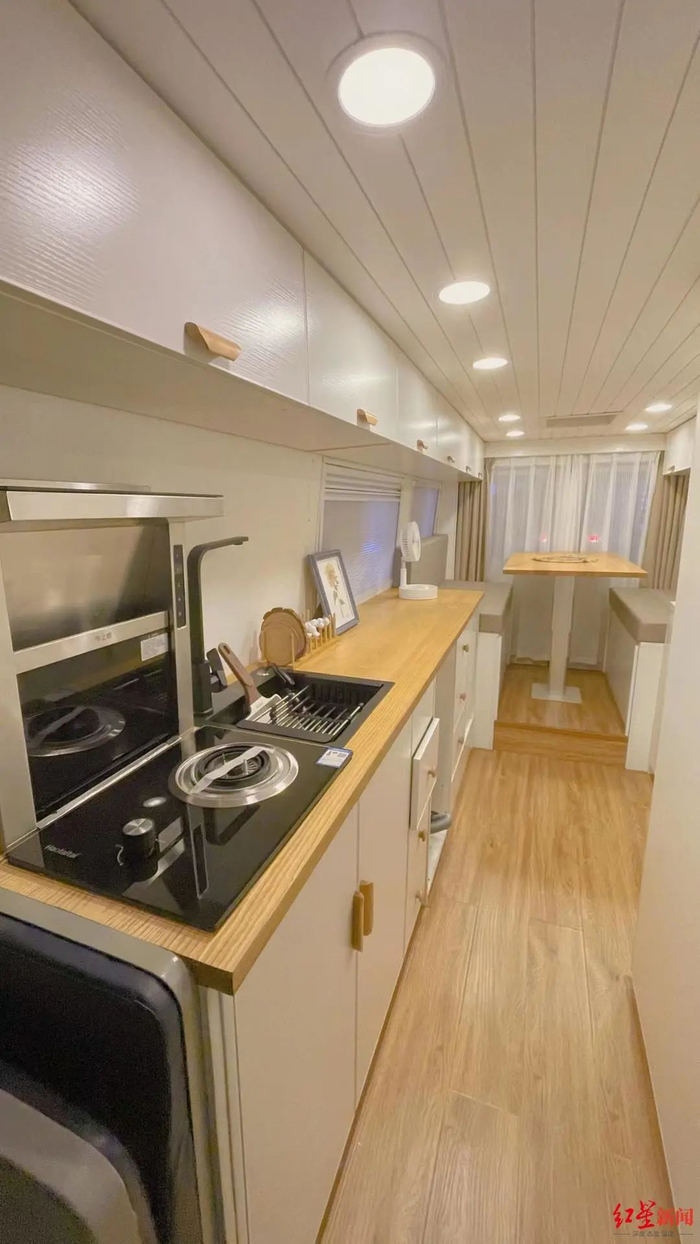 改装后的房车内部。受访者供图