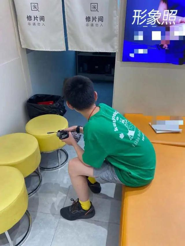 一位小学生在等候取照片 