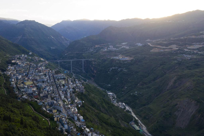 　　这是连接四川省金阳县新老县城的金阳河特大桥（无人机照片）。 新华社记者 江宏景 摄