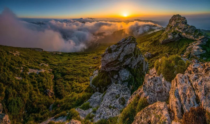 秦岭日落时的云海。